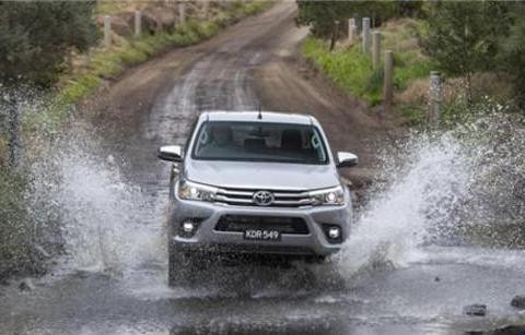 丰田最好卖的皮卡，轻松拖动路虎揽胜，在4S店有钱也买不到