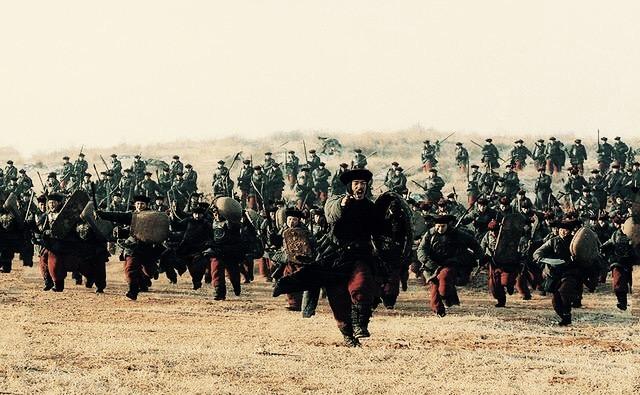 古代战场冲锋,第一排士兵最先受攻击为何还往前冲?原因有些意外