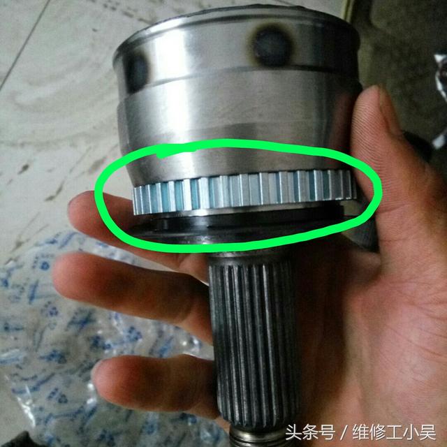 汽车的胎压报警灯亮了,汽修师傅扒下轮胎修补