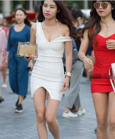 街拍：不穿内衣，真空上街，我就想问你的弟弟还好么？