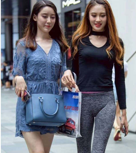 街拍：不穿内衣，真空上街，我就想问你的弟弟还好么？
