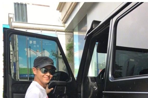 林志颖开400万豪车称感觉不错，可儿子Kimi却上不去车！
