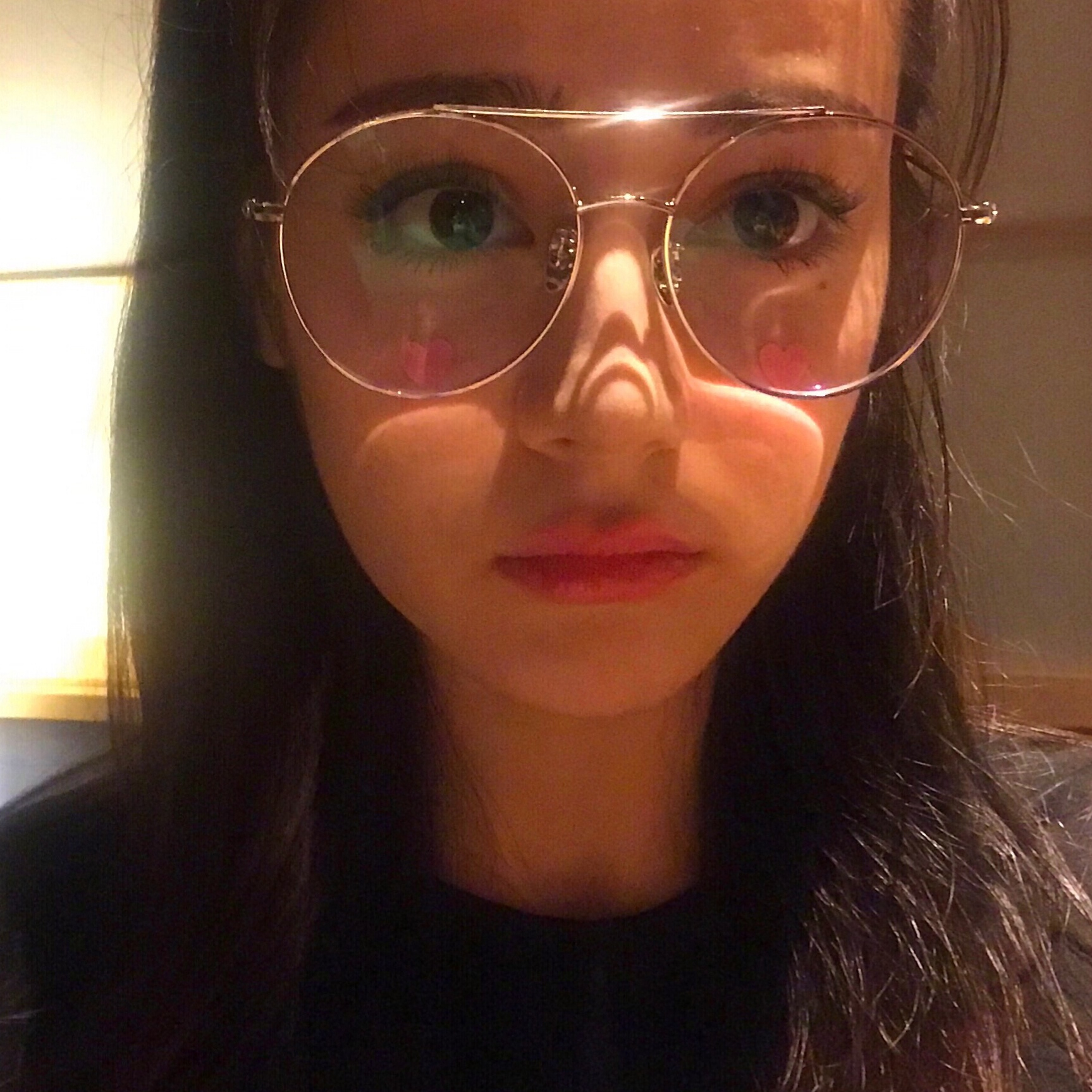 迪丽热巴和关晓彤戴圆框眼镜,一个呆萌少女,一