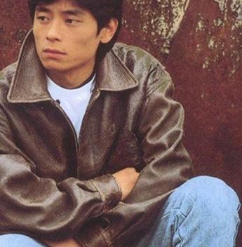 55岁王杰近照，被妻子抛弃一无所有，曾经的天王现在如此落魄！