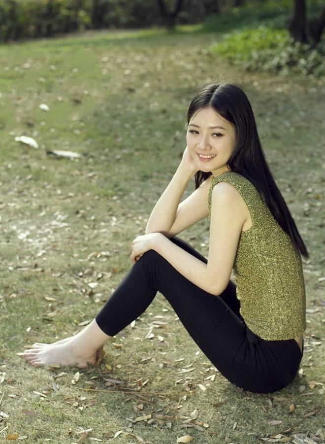 真正素颜清纯美女,户外草地赤脚写真,清新自然,豆蔻芳华