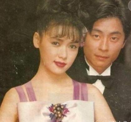55岁王杰近照，被妻子抛弃一无所有，曾经的天王现在如此落魄！