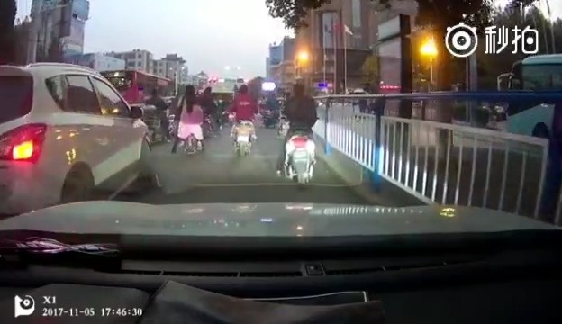 后方车辆鸣笛，前面电动车回骂！来感受下这一分钟的过程  ​