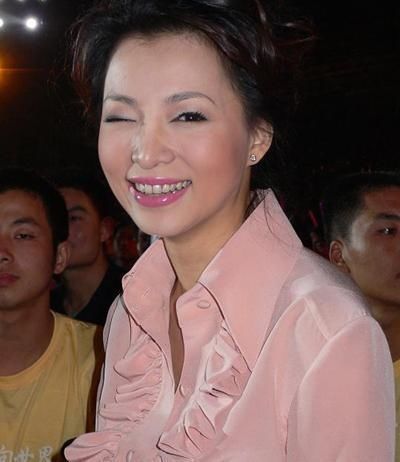 董卿素颜工作生活照曝光 她每晚凌晨三四点睡觉 网友：好拼啊