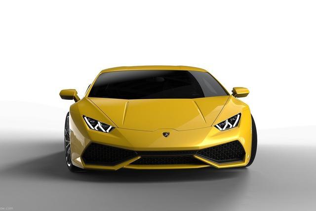 么所有汽车的前机盖上面都会有明显的两条线,