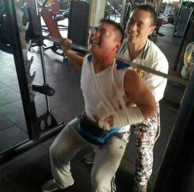 上海某堡健身房撤掉深蹲架,女会员:吓人的大块