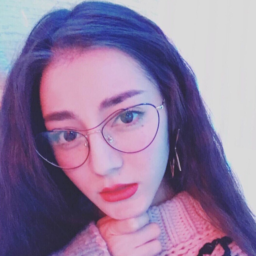 迪丽热巴和关晓彤戴圆框眼镜,一个呆萌少女,一