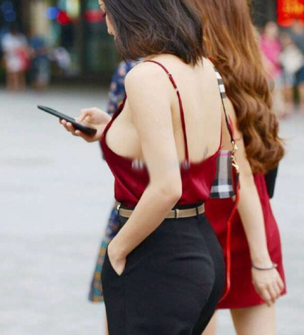 街拍：不穿内衣，真空上街，我就想问你的弟弟还好么？