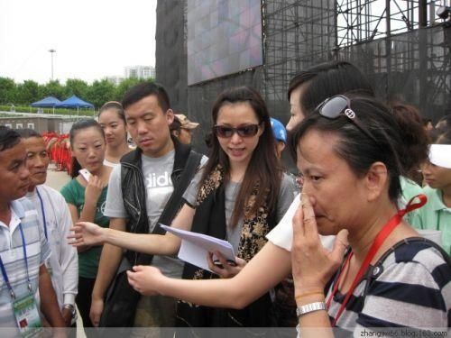 董卿素颜工作生活照曝光 她每晚凌晨三四点睡觉 网友：好拼啊