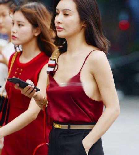 街拍：不穿内衣，真空上街，我就想问你的弟弟还好么？