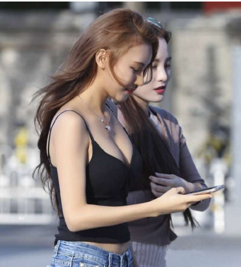 街拍：不穿内衣，真空上街，我就想问你的弟弟还好么？