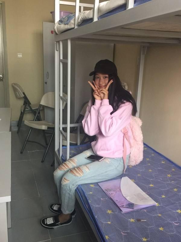 关晓彤在宿舍里根本数不着!