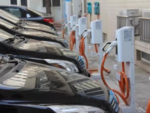 【汽车人】“转型”充电站是加油站的未来吗？