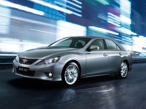 丰田锐志轴距2850，配后驱9秒破百，年轻人第一台车就该选它！