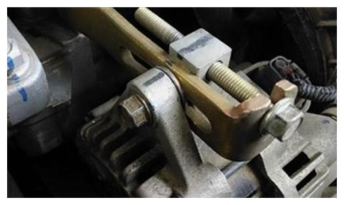 修车老师傅教新手买到好二手车,看这五颗螺丝