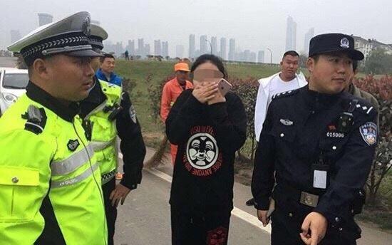 女司机开200万玛莎拉蒂玩手机,把车开进水里, 保险公司拒赔惹争