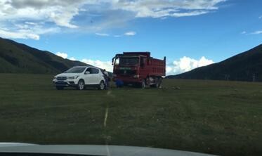 藏族美女救援引围观，获赞最美女司机