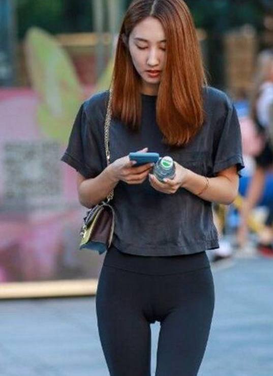 街拍:穿白色紧身裤的美女,尽显苗条紧致的身材,超级迷人!