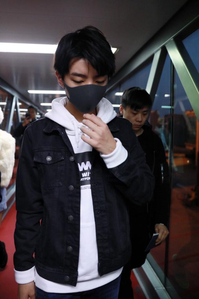 王俊凯帅气现身机场,但却被额头上的疤痕抢镜