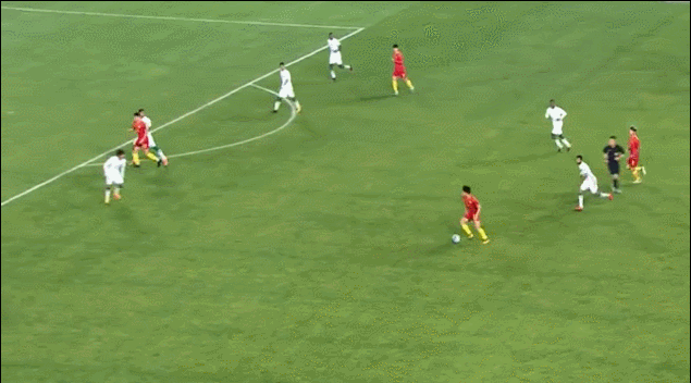 u22国足前锋巴顿战术分析——用奔跑创造机会的二前锋