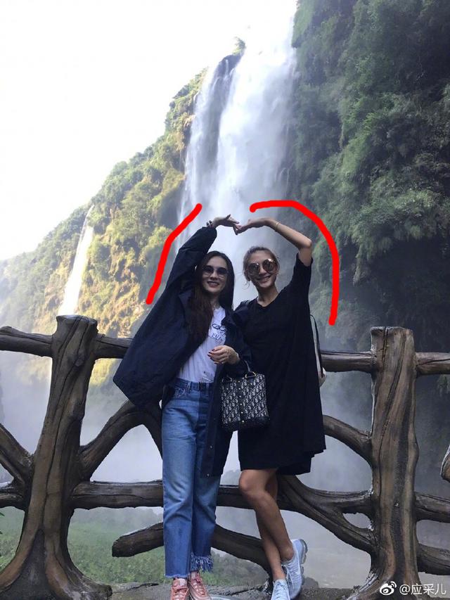 看了应采儿和霍思燕的合影，我总觉得哪儿不对劲