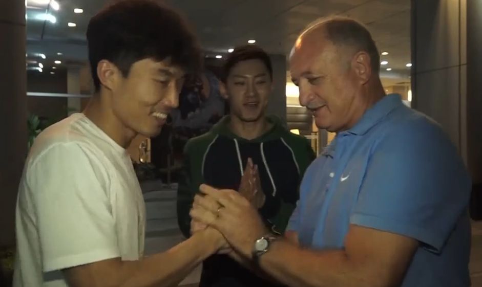 斯帅最后一幕道别！一个挥手+泪洒。唯一一人送别恒大：这是纪律