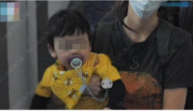 baby带儿子返港正面曝光，因一个抱娃细节被骂惨！