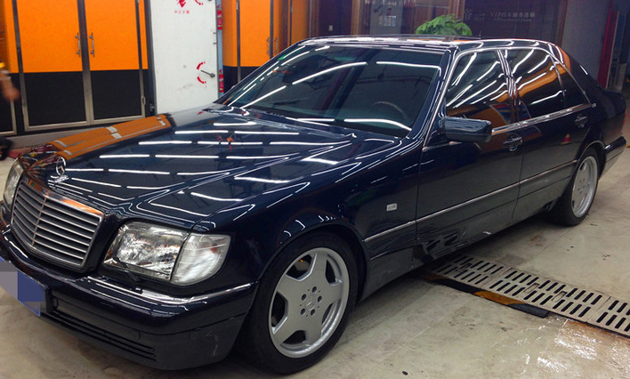 98年的奔驰S600，江湖代号W140，12缸发动机长这样！