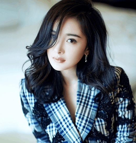 杨幂的发际线变低变饱满了! 她是去植发了还是