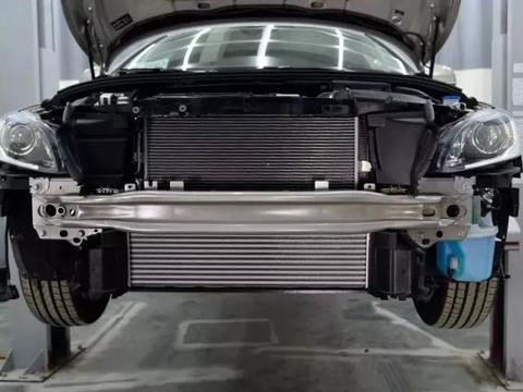 就算是7年没换代的沃尔沃S60L，也没用铁皮保护行人