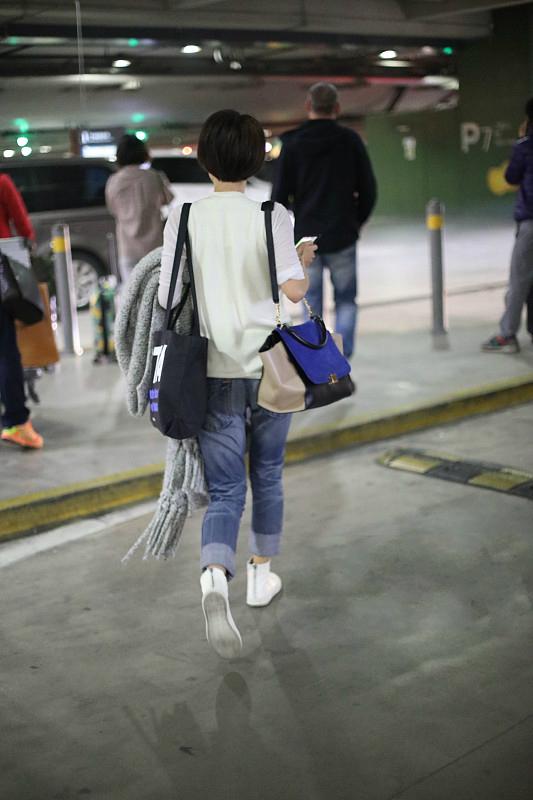 马伊琍穿毛衣背心现身机场,一路都在看手机,小白鞋终于换款式了