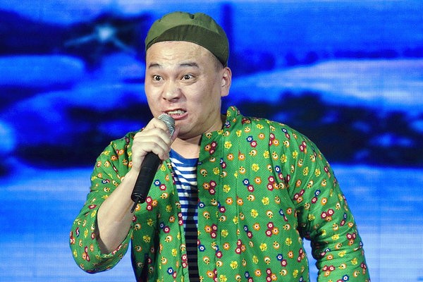 舞台当中的田娃