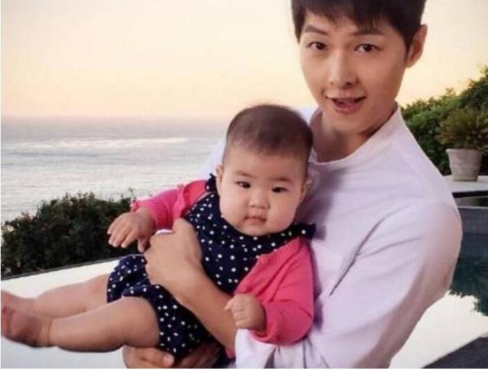 baby带儿子返港正面曝光，因一个抱娃细节被骂惨！