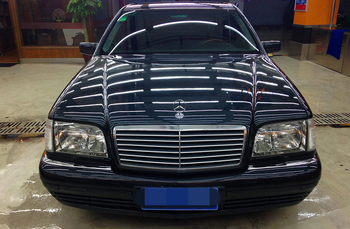 98年的奔驰S600，江湖代号W140，12缸发动机长这样！