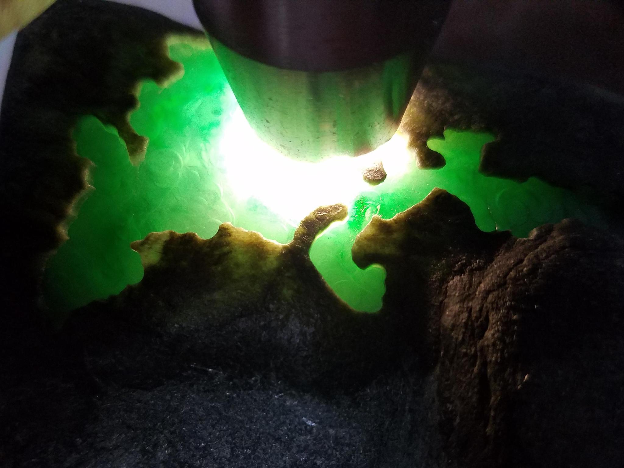 花8000元买的翡翠原石,没想到切出了玻璃种帝王绿