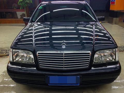 98年的奔驰S600，江湖代号W140，12缸发动机长这样！