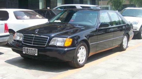 98年的奔驰S600，江湖代号W140，12缸发动机长这样！