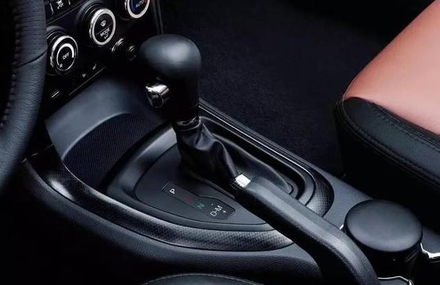 自动挡上的隐藏按钮是做什么用的?