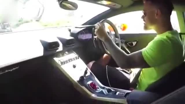 百万兰博基尼跑车起步还跑不过电动车, 也太没面子了