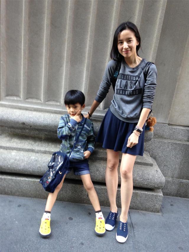 女神董洁,恋上360度丑男被吐槽, 如今和儿子顶顶婚纱照美哭