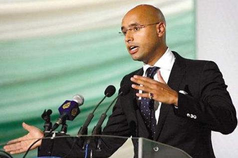 因宗教不合他抛弃女友,父亲倒台后他入狱,不料