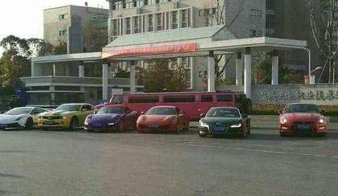 大学生开车去学校，法拉利停在教学楼门口，老师对她们都很客气