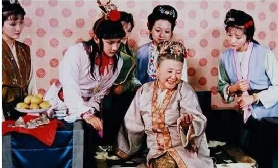 红楼梦中贾母更喜欢林黛玉还是薛宝钗?这句话