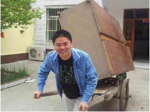 曾经被前妻抛弃的穷小子，如今身价500亿豪车众多，连马云都佩服