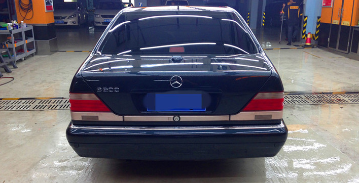 98年的奔驰S600，江湖代号W140，12缸发动机长这样！
