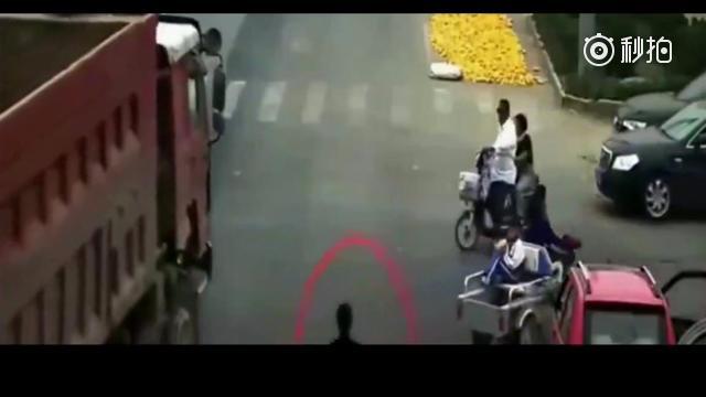 渣土车盲区碾压电动车，监控拍下这揪心一幕！